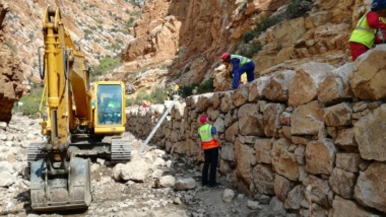 The Swartberg Pass under construction.