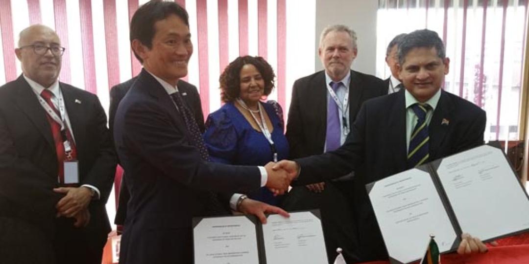 South African minister of Trade and Industry, Dr Rob Davies, and South African Ambassador to Japan, Beryl R. Sisulu, witnessing the signing of the MoU. 