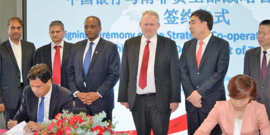 Minister of trade and industry, Dr Rob Davies, and dignitaries observe as dti director-general, Lionel October, and BOC’s general manager of the financial solutions department, Ren Li, sign the MoU. 