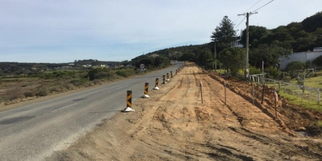 The R305 between Stilbaai and the N2.